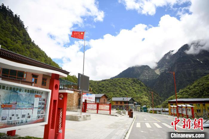 玉麥鄉(xiāng)內道路變成了硬化路。　楊華峰 攝