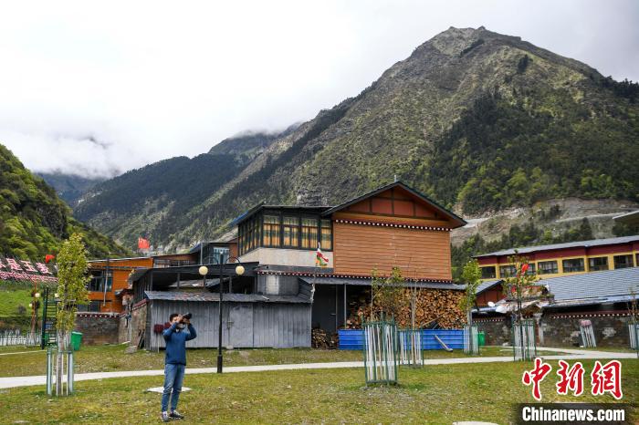 一位攝影愛好者在玉麥鄉(xiāng)拍攝?！钊A峰 攝