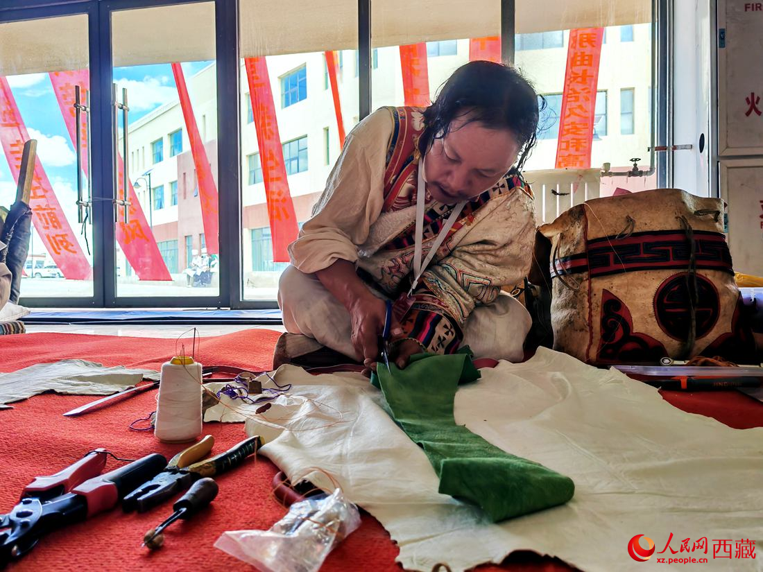 曾經(jīng)的放牛娃學(xué)得一身好手藝。人民網(wǎng) 李海霞攝