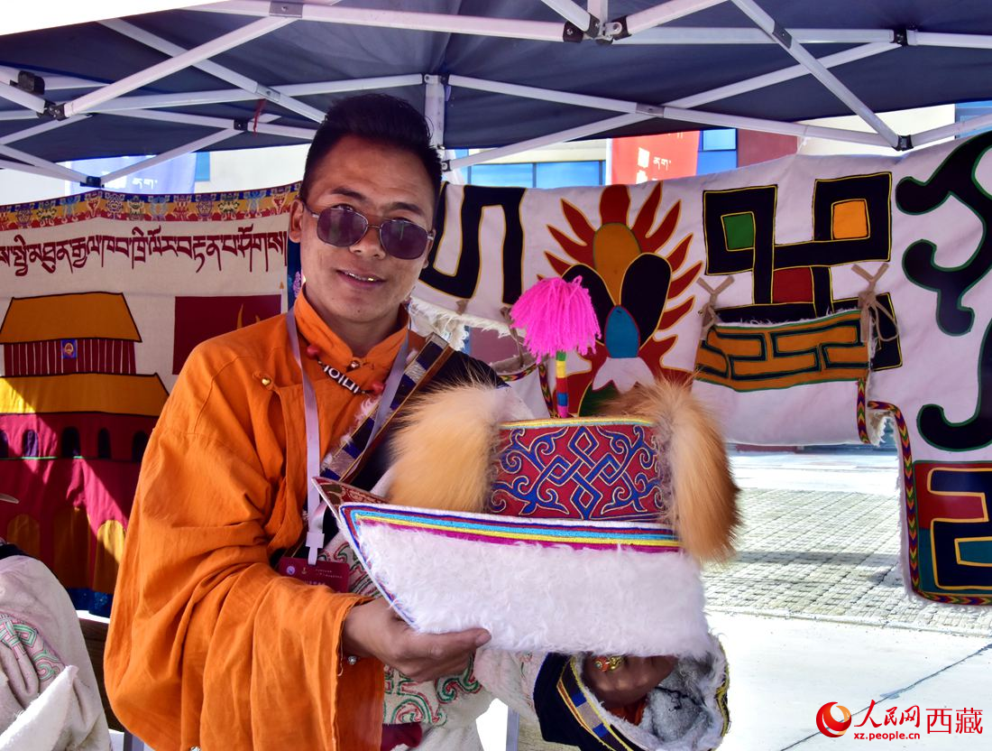 牧民展示手工作品。 人民網(wǎng) 李海霞攝