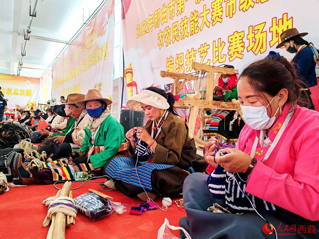草原姑娘們編織技能大比拼。人民網(wǎng) 李海霞攝
