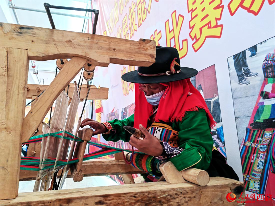 紡織手藝展示。人民網(wǎng) 李海霞攝