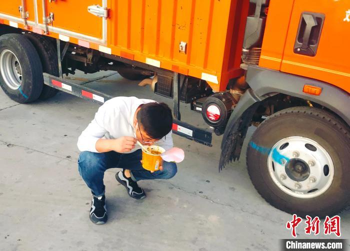 由于沿路疫情原因，閆光宇和朋友只能在服務(wù)區(qū)簡(jiǎn)餐。　鄭朋 攝