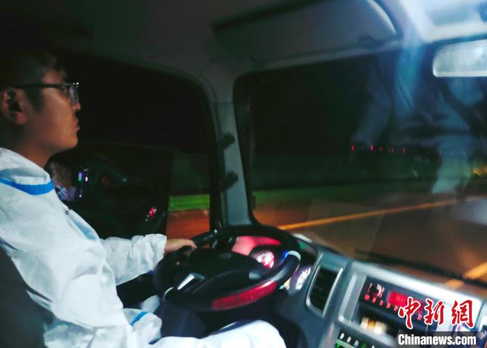 星夜疾馳，只為讓防疫物資早日抵達(dá)西藏。　鄭朋 攝