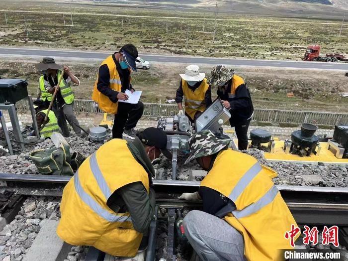 圖為青藏鐵路基礎(chǔ)設(shè)施“升級換代”施工現(xiàn)場?！‖F(xiàn)場作業(yè)人員供圖