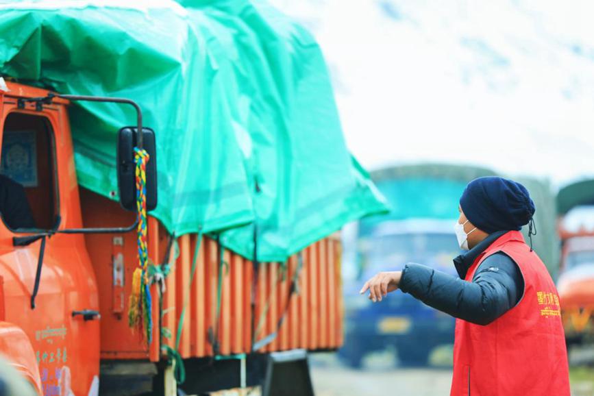 “紅馬甲”幫牧民順利轉(zhuǎn)場。洛克攝