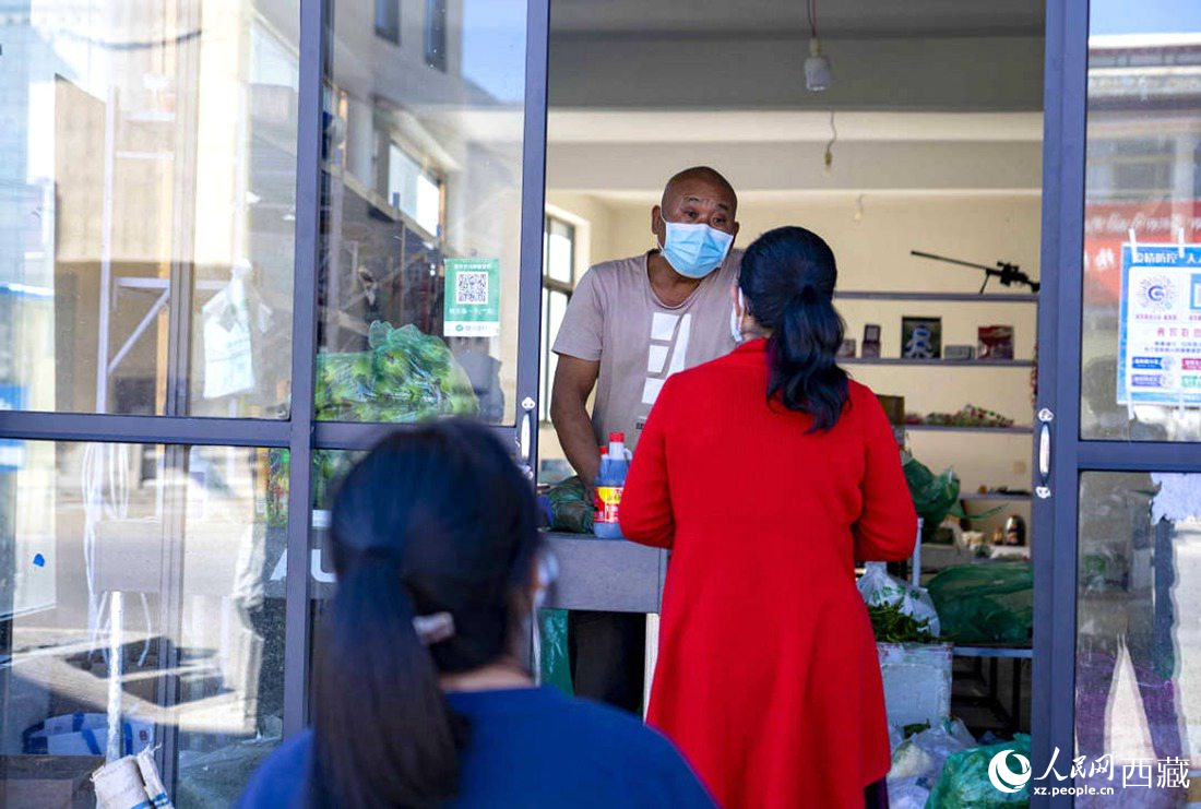 市民們有序排隊購買早餐。人民網(wǎng) 次仁羅布攝