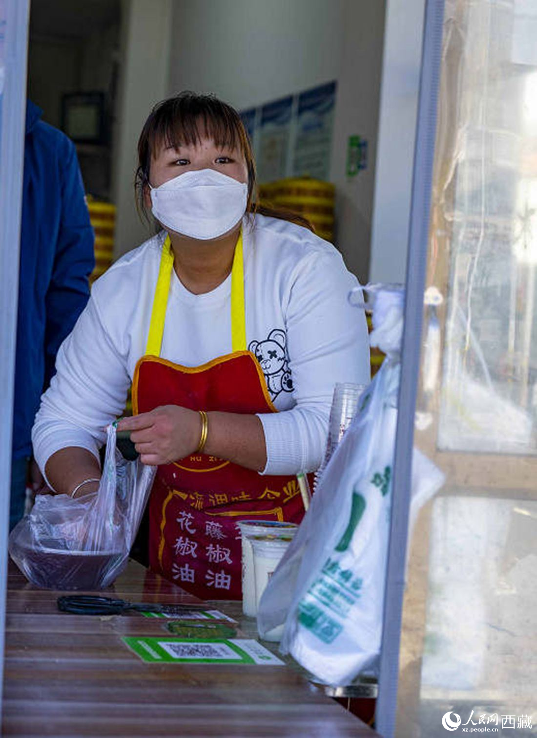 包子店老板正在為顧客打包早餐。人民網(wǎng) 次仁羅布攝