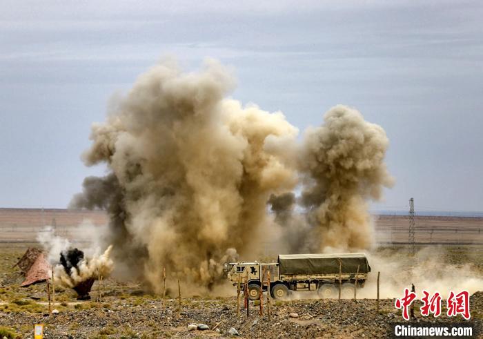 圖為模擬運(yùn)輸分隊(duì)通過(guò)炮火路段?！?王先鋒 攝