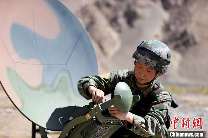 圖為官兵進(jìn)行衛(wèi)星通訊架設(shè)?！?鄒寧寧 攝