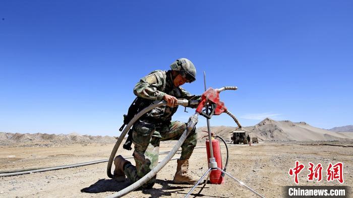 圖為官兵為群車加油?！?胡吉容 攝