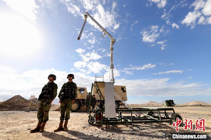 圖為野戰(zhàn)油庫(kù)開(kāi)設(shè)?！?唐 堯 攝