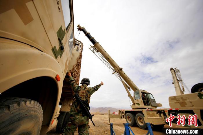 圖為野戰(zhàn)車輛搶修環(huán)節(jié)?！?祁漢智 攝