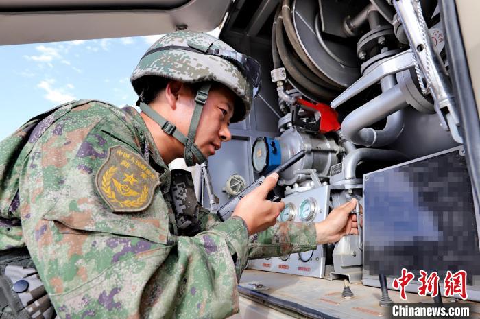 圖為群車加油科目演練現(xiàn)場(chǎng)。　 王先鋒 攝