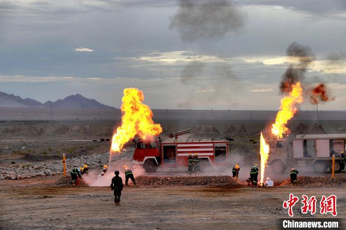 圖為野戰(zhàn)管線搶修。　 鄒寧寧 攝