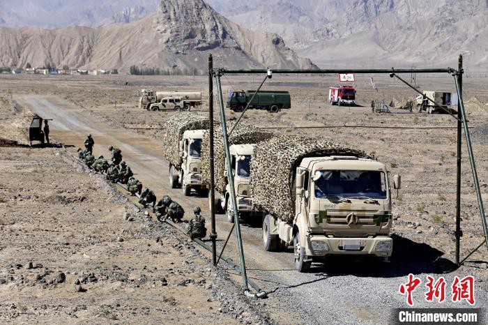 圖為野戰(zhàn)管線鋪設(shè)?！〕套颖?攝