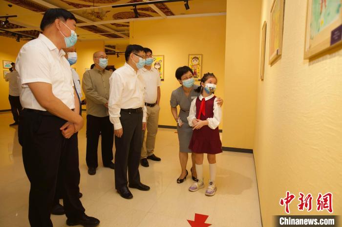 圖為與會嘉賓與入選畫作的“小作者”們一同觀展。　中國藏學(xué)研究中心供圖