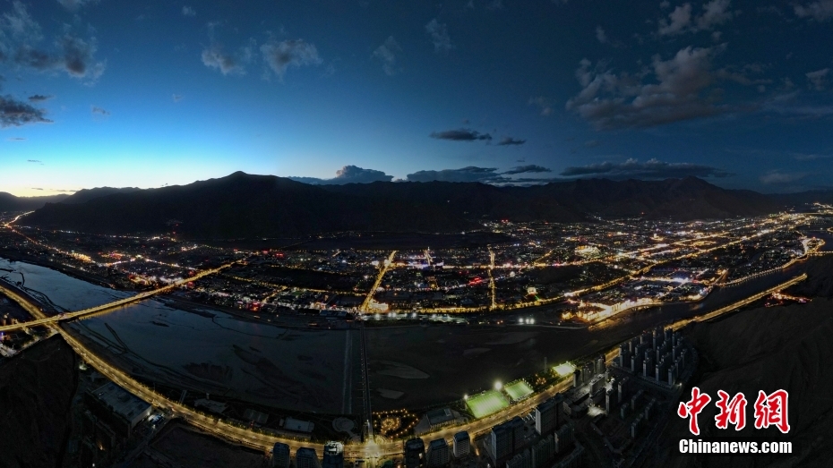 資料圖為2020年6月10日，拉薩城市入夜，燈光點(diǎn)亮高原古城夜色。（無人機(jī)畫面） <a target='_blank' href='/'><p  align=
