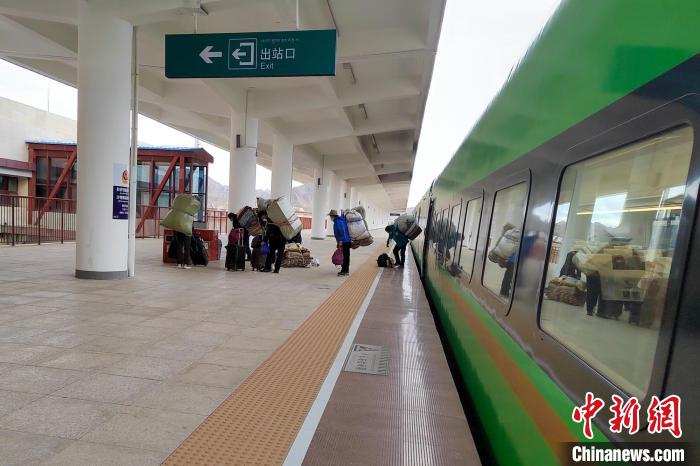 乘客乘復工專列抵達日喀則?！±_車務段 供圖