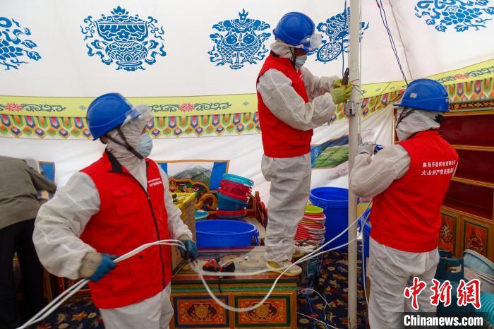 圖為西藏類烏齊縣供電部門為臨時隔離點50頂帳篷進行用電接入?！÷逅傻侵?攝