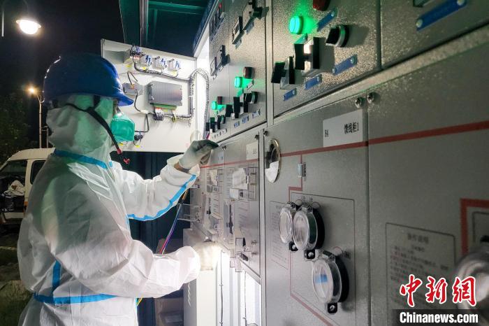 西藏電力部門順利完成方艙醫(yī)院供電設備安全可靠接入?！⊥醮箫w 攝