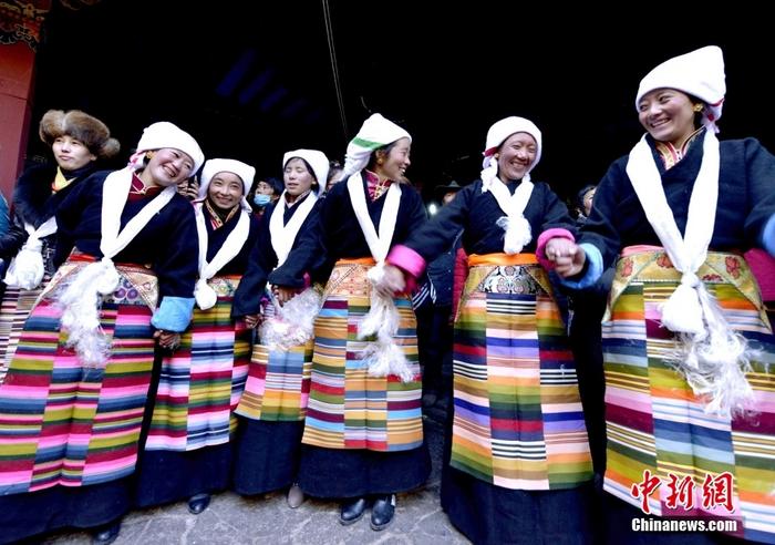 資料圖為2014年12月6日，拉薩民眾歡度“仙女節(jié)”。 <a target='_blank' href='/'><p  align=
