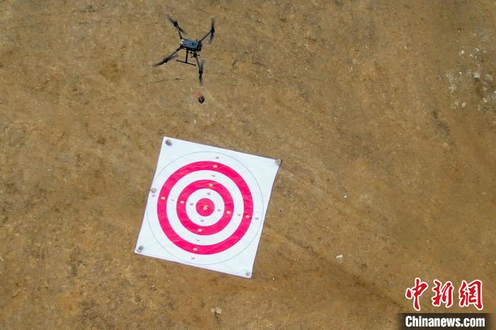 圖為消防員利用無人機(jī)空投滅火彈。　楊永龍 攝