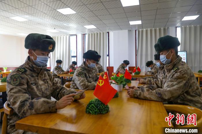 圖為阿里軍分區(qū)某邊防團(tuán)組織官兵通過(guò)手機(jī)收聽(tīng)收看二十大開(kāi)幕盛況。　劉曉東供圖