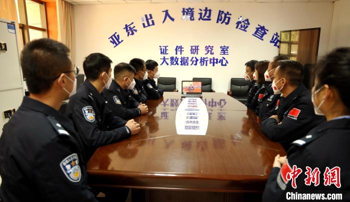 圖為西藏亞?wèn)|出入境邊防檢查站組織民警收看二十大開(kāi)幕會(huì)直播?！?wèn)|出入境邊防檢查站供圖
