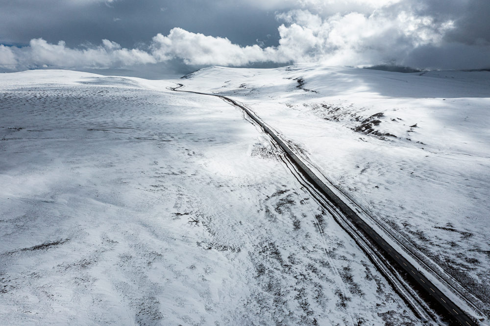 西藏阿里地區(qū)改則縣迎來(lái)初雪，銀裝素裹，美如畫卷。