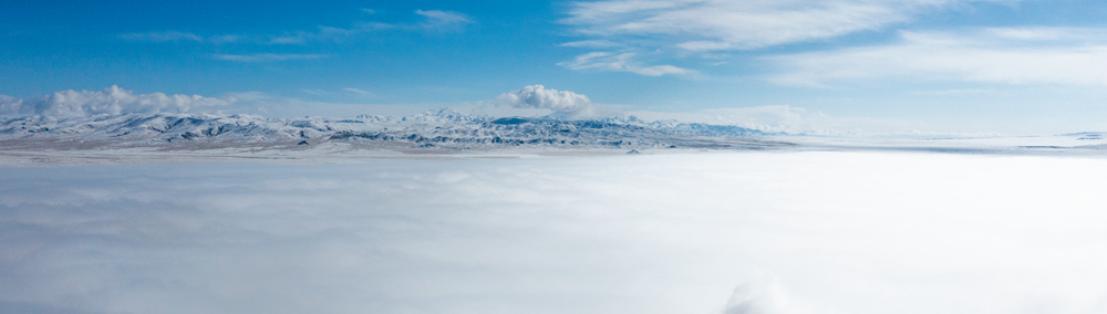 西藏阿里地區(qū)改則縣迎來(lái)初雪，銀裝素裹，美如畫卷。