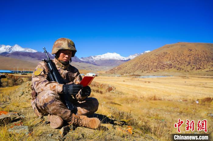 戰(zhàn)士正在品讀該團(tuán)制作下發(fā)的二十大報(bào)告內(nèi)容匯編“口袋書” ?！∥鞑厣侥宪姺謪^(qū)某團(tuán)供圖