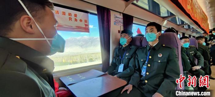 退伍老兵乘坐在退伍專列?！∥鞑厣侥宪姺謪^(qū)某團(tuán)供圖