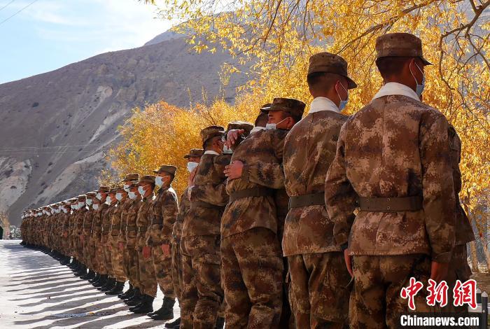 圖為什布奇邊防連退伍老兵與戰(zhàn)友相擁而泣，依依惜別?！⌒觳?攝