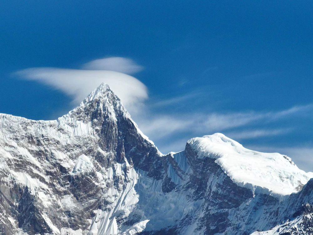 雅魯藏布江遠(yuǎn)處的雪山風(fēng)光。