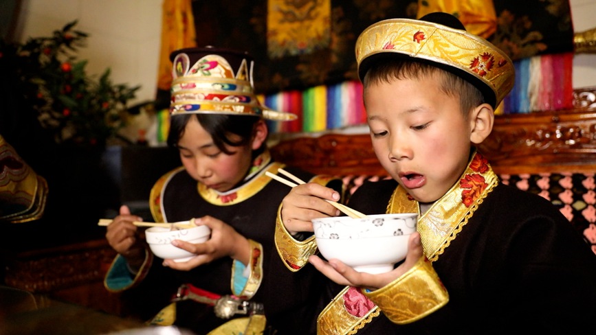 吃“古突”。