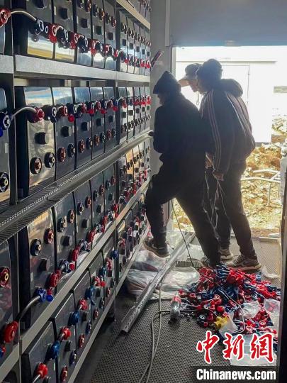 圖為微電網(wǎng)系統(tǒng)安裝調(diào)試現(xiàn)場?！O寶鶴 攝