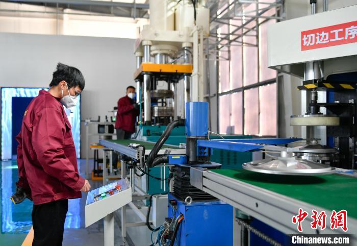 圖為炊具生產線?！∝暩聛硭?攝