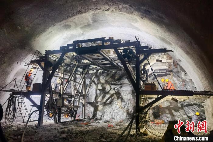 資料圖為隧道施工掘進過程中?！∥鞑刈灾螀^(qū)交通運輸廳 供圖