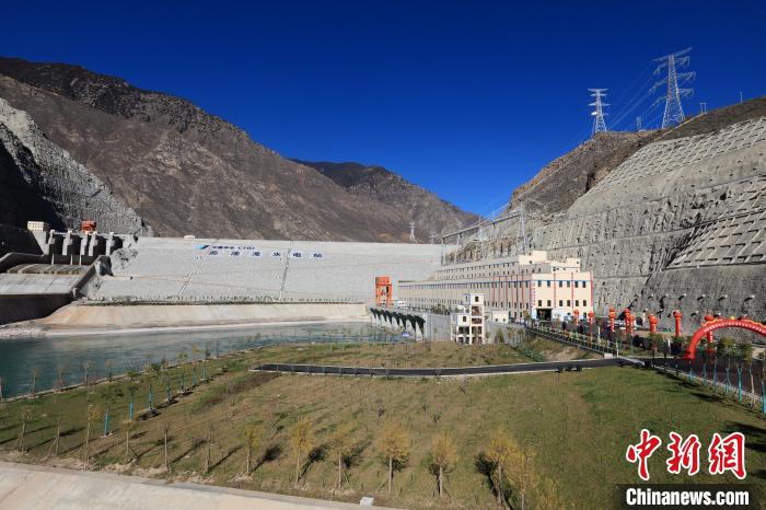 圖為金沙江上游蘇洼龍水電站?！⊥趵?攝