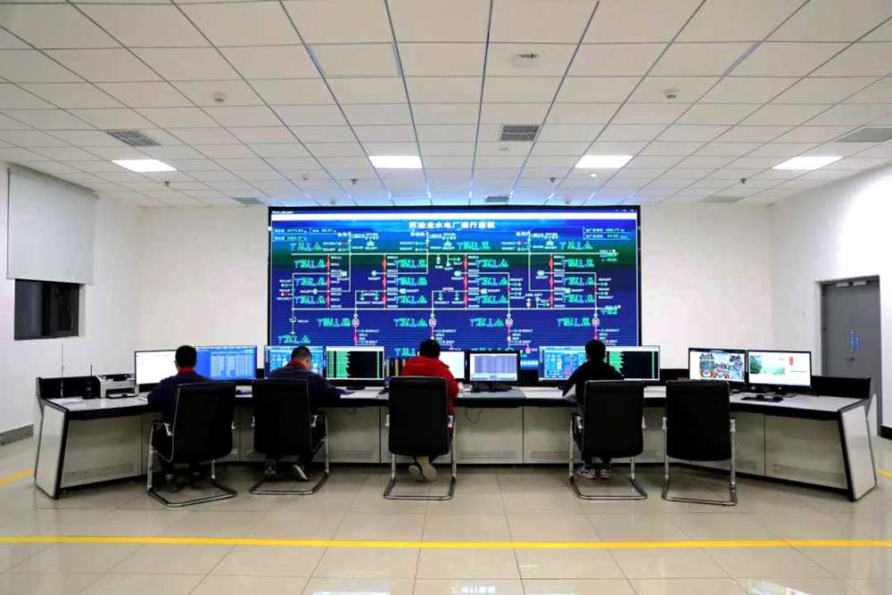 對大壩填筑碾壓進(jìn)行實(shí)時全過程監(jiān)控。吳雛音 攝