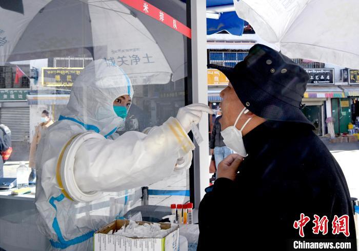 12月7日，拉薩市民正在進行核酸檢測。　李林 攝