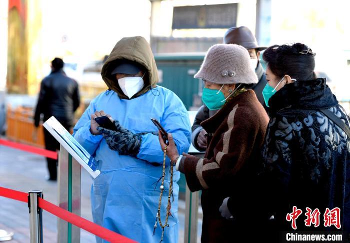 12月7日，拉薩市民掃碼進入銀行辦理業(yè)務(wù)?！±盍?攝