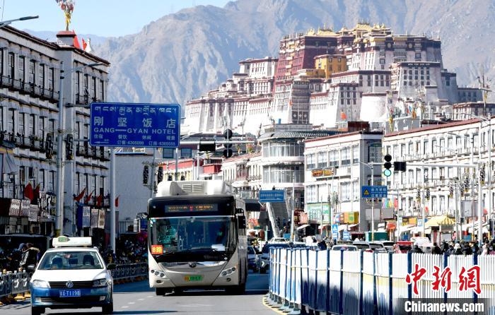 12月7日，一輛公交車從拉薩市城關(guān)區(qū)北京東路駛過?！±盍?攝
