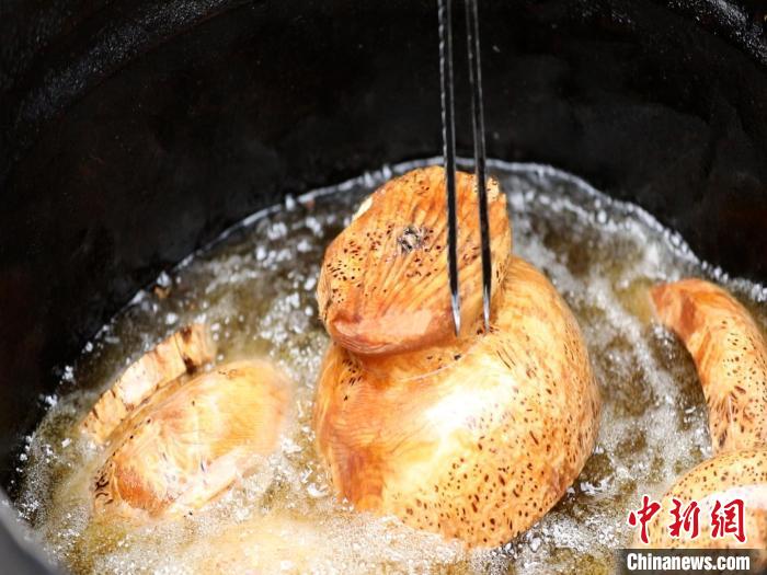 圖為已成型的木碗?！?鄧海平 攝