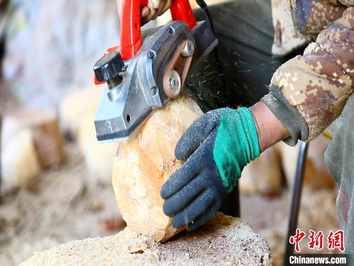 圖為手工藝人正在制作木碗?！〉录?　攝