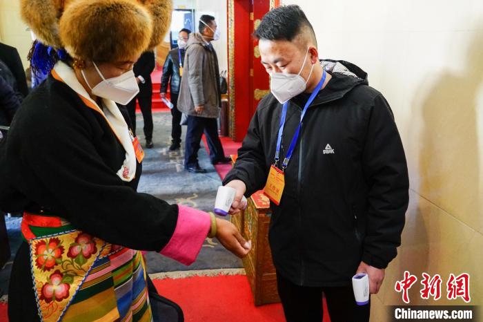 政協(xié)委員測體溫后入場?！〗w波 攝