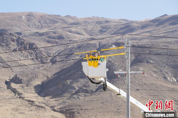 圖為11月9日，國(guó)網(wǎng)山南供電公司工作人員進(jìn)行搭火工作?！「裆?攝