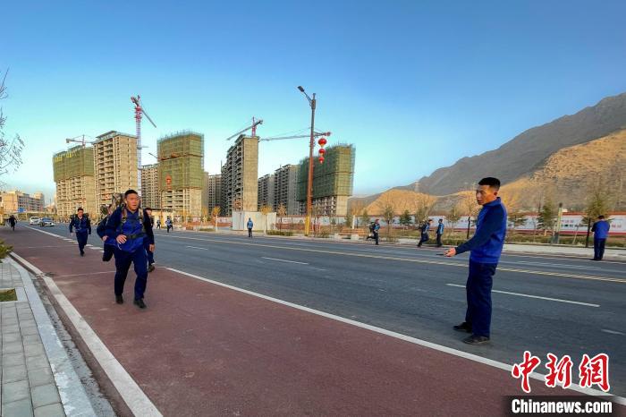 負重5公里體能訓練?！∥鞑厣窒揽傟犔厍诖箨?供圖