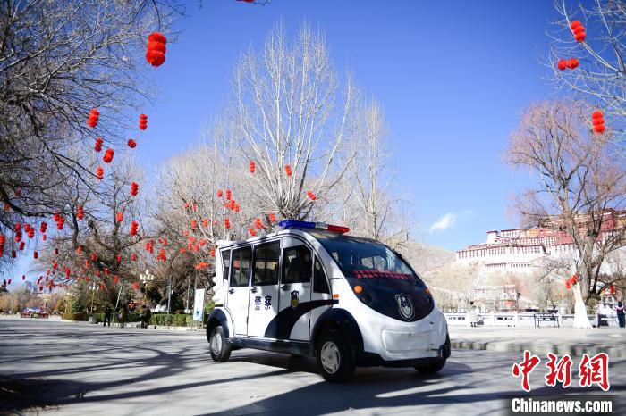 圖為1月23日，布達拉宮廣場派出所民警正在巡邏。　貢嘎來松 攝